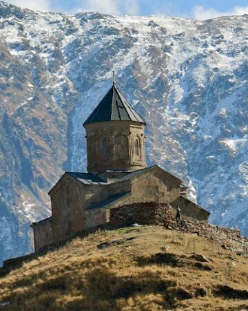 🏞️ Kazbegi (Stepantsminda) – The Call of the Caucasus